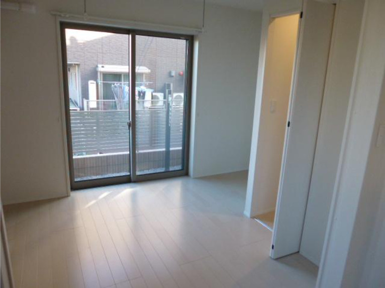 プリマヴェーラ代沢　築浅　角部屋　ネット0の居間・リビング