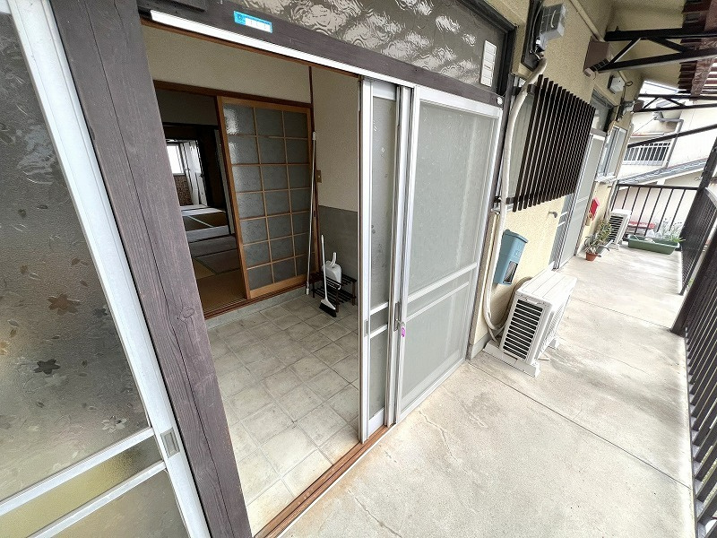 葛城市八川のアパートのロビー