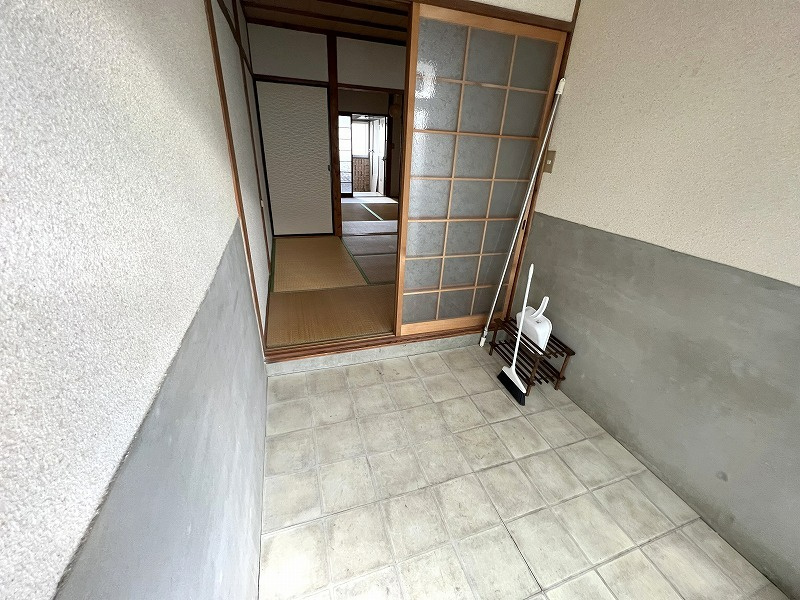 葛城市八川のアパートの玄関