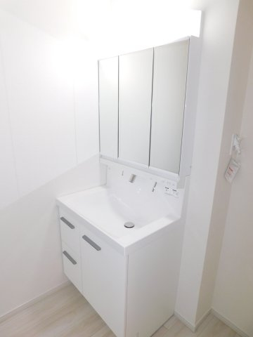 名古屋市西区花原町1期の独立洗面台|◇洗面室◇　　三面鏡付シャワードレッサー（７５０サイズ）　くもり止め仕様　ファミリークロークとつながっいて便利な家事動線♪