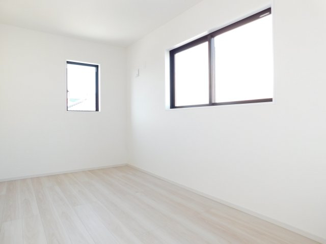 名古屋市西区花原町1期の洋室|◇洋室◇　　２面採光で明るい洋室５．６帖　全居室収納完備♪