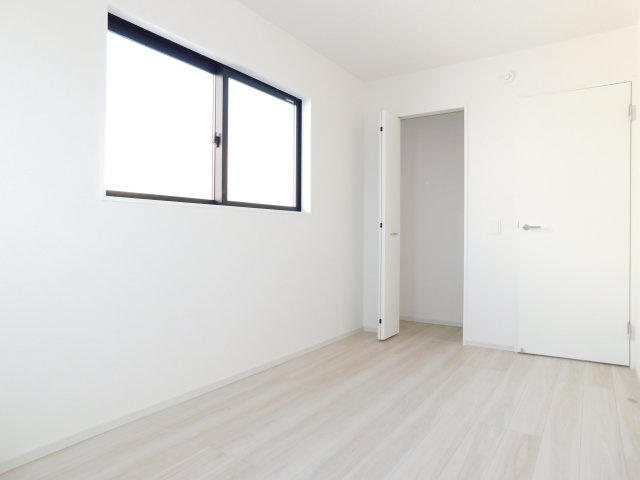 名古屋市西区花原町1期の洋室|◇洋室◇　　２面採光で明るい洋室５．６帖　全居室収納完備♪