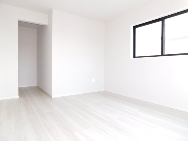 名古屋市西区花原町1期の洋室|◇洋室◇　　南面を含む２面採光で明るい洋室９．３帖　ウォークインクローゼット完備！　バルコニー付き♪　