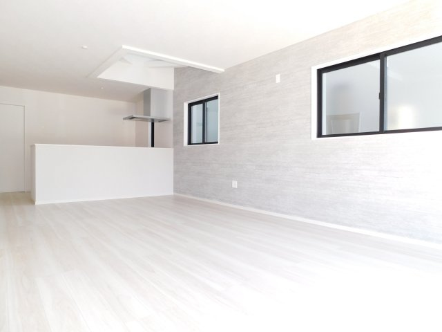 名古屋市西区花原町1期の居間・リビング|◇リビング◇　　南面を含む２面採光で明るく広いリビング２３．０帖　家族の様子が伺える対面キッチン♪