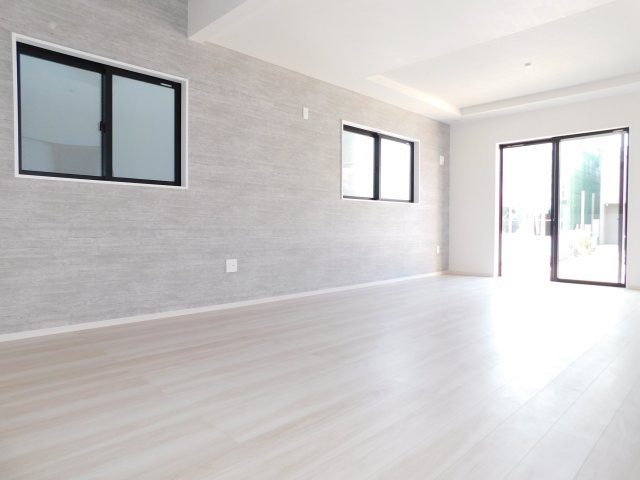 名古屋市西区花原町1期の居間・リビング|◇リビング◇　　南面を含む２面採光で明るく広いリビング２３．０帖　アクセントクロスに合わせたインテリアを楽しむことができます♪　