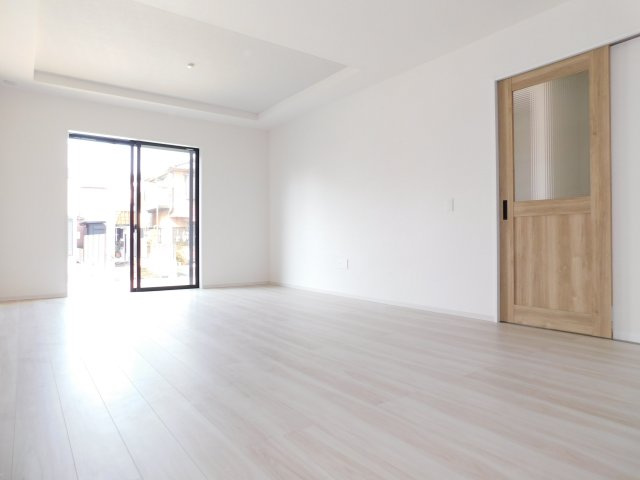 名古屋市西区花原町1期の居間・リビング|◇リビング◇　　南面を含む２面採光で明るく広いリビング２３．０帖　折上天井のオシャレな空間♪