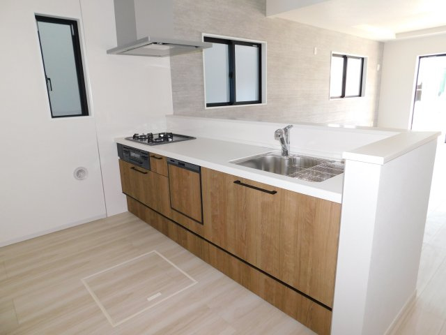 名古屋市西区花原町1期のキッチン|◇キッチン◇　　人気の対面式・人造大理石カウンター・浄水器一体型水栓・静音仕様シンク・食洗機・薄型換気扇・Ｓｉセンサーコンロ（３口）・床下収納庫など