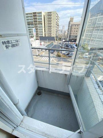 大阪市淀川区新高１丁目の賃貸マンションのバルコニー