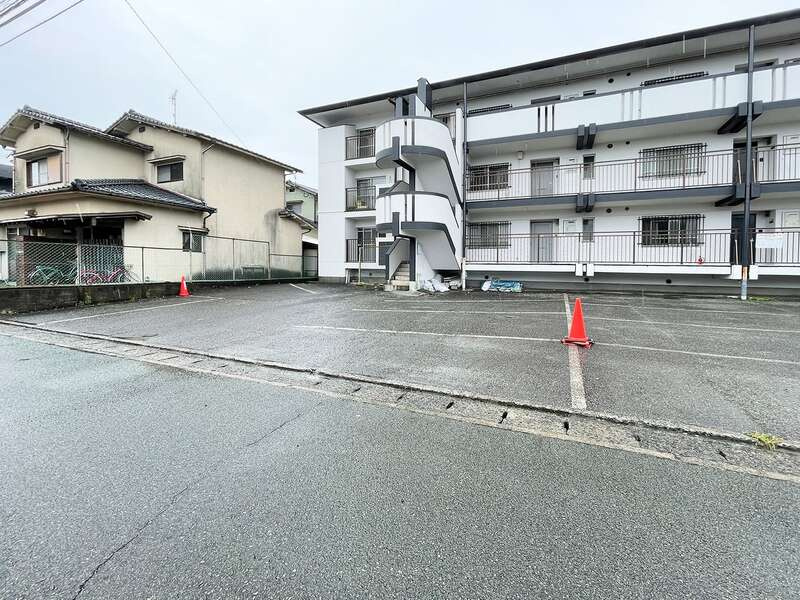 メゾーンやました【キャッシュバック対象】の駐車場|車をお持ちの方に嬉しい駐車場付きの物件です