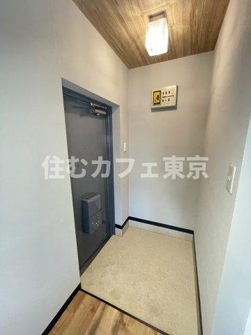 ReDEAL国立WESTの玄関