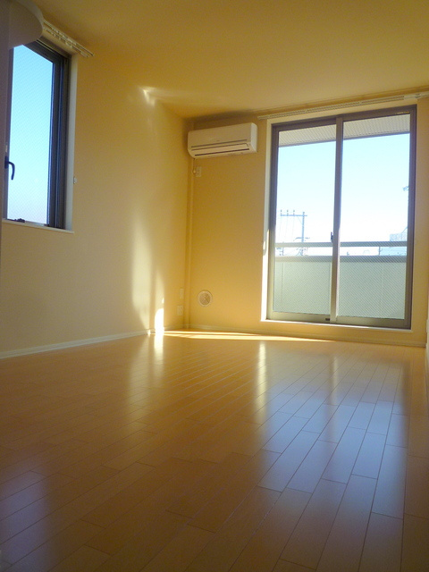 グランドソレイユの洋室|★明るいフローリングのお部屋です★