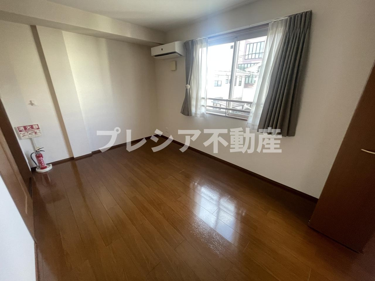 YUSEI RESIDENCE 甲子園の居間・リビング