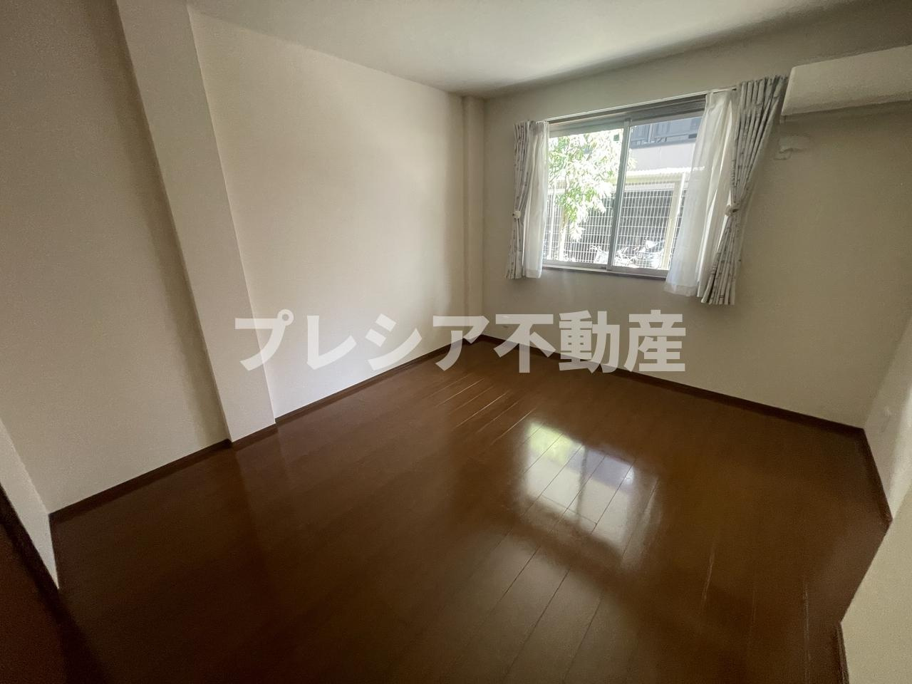 YUSEI RESIDENCE 甲子園の居間・リビング
