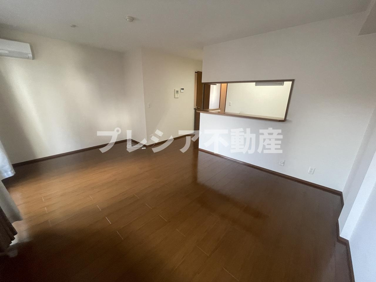 YUSEI RESIDENCE 甲子園の居間・リビング