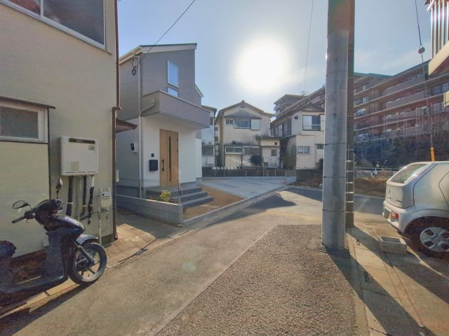 富士見市上沢３丁目の新築一戸建の前面道路含む現地写真