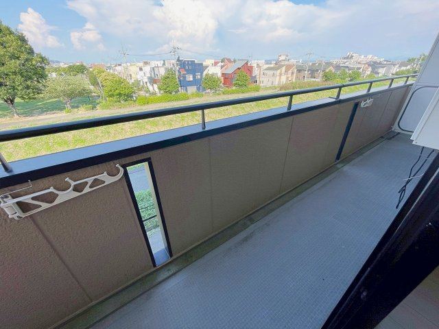 宝塚市安倉南４丁目の賃貸マンションのバルコニー