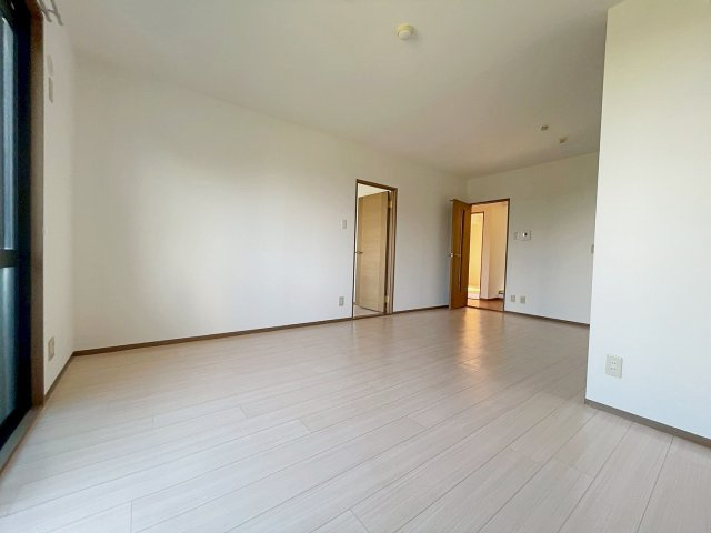 宝塚市安倉南４丁目の賃貸マンションの居間・リビング