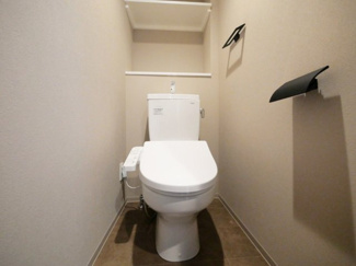 【トイレ】 | Louis Residence 弁天町 | 落ち着いた色調のトイレです