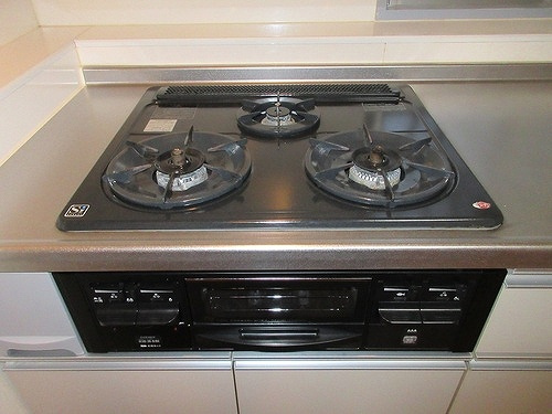 マンション勝どきの設備|３口ガスコンロ　※前回募集時2021年6月撮影