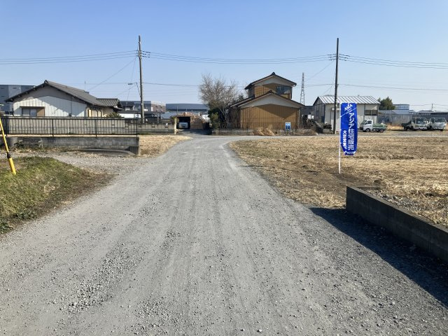 敷地面積183坪　売地　春日部市下柳　資材置場の前面道路含む現地写真|前面道路含む外観　二方道路！北側約６ｍ公道、１０ｍの接道。お車の出し入れもラクラクです♪