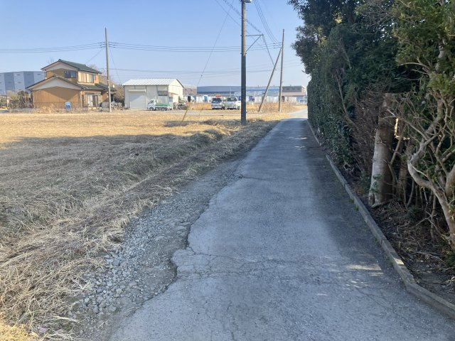 敷地面積183坪　売地　春日部市下柳　資材置場の前面道路含む現地写真|前面道路含む外観　南側約２．３ｍ公道。