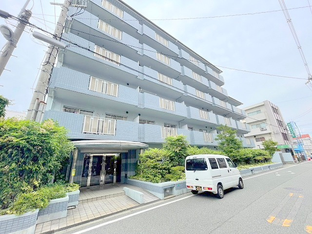 ファミリア三国の外観