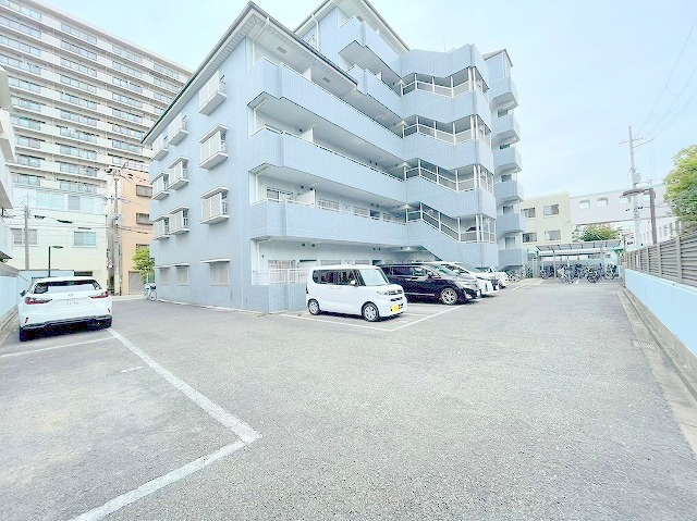 ファミリア三国の駐車場