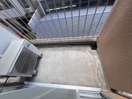 多聞ビルのバルコニー