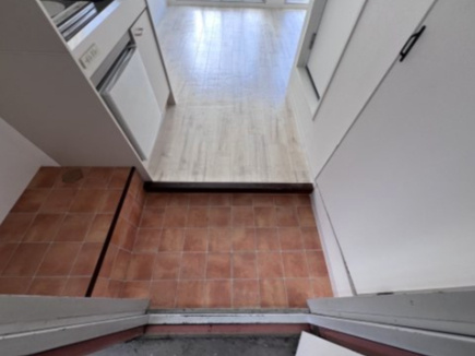 多聞ビルの玄関