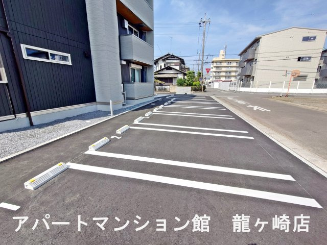 セレウィータ栄町の駐車場