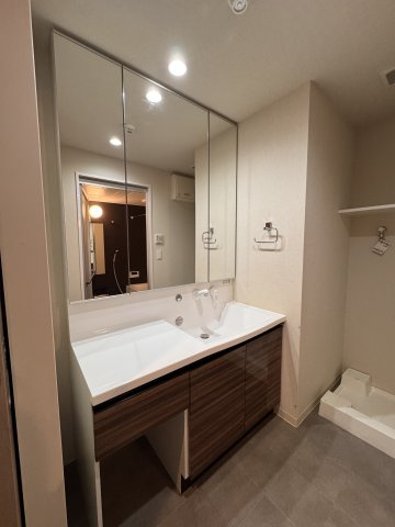 グレース桂川の独立洗面台|ワイドな洗面台