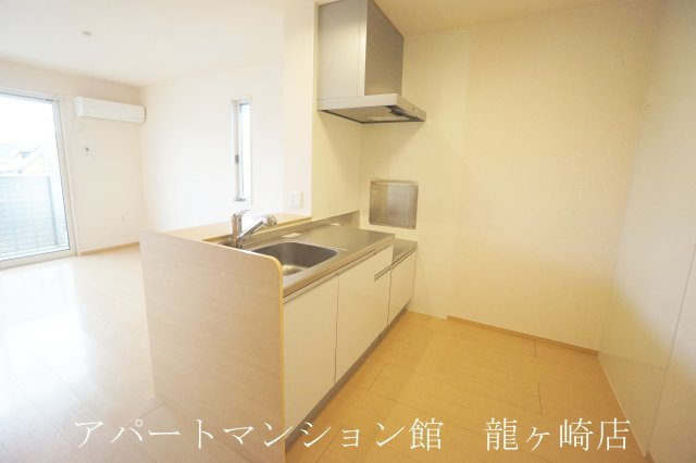 Cerejeira（セレシェイラ） Aの居間・リビング|カウンターキッチン(IH対応ｺﾝｾﾝﾄ付き)
