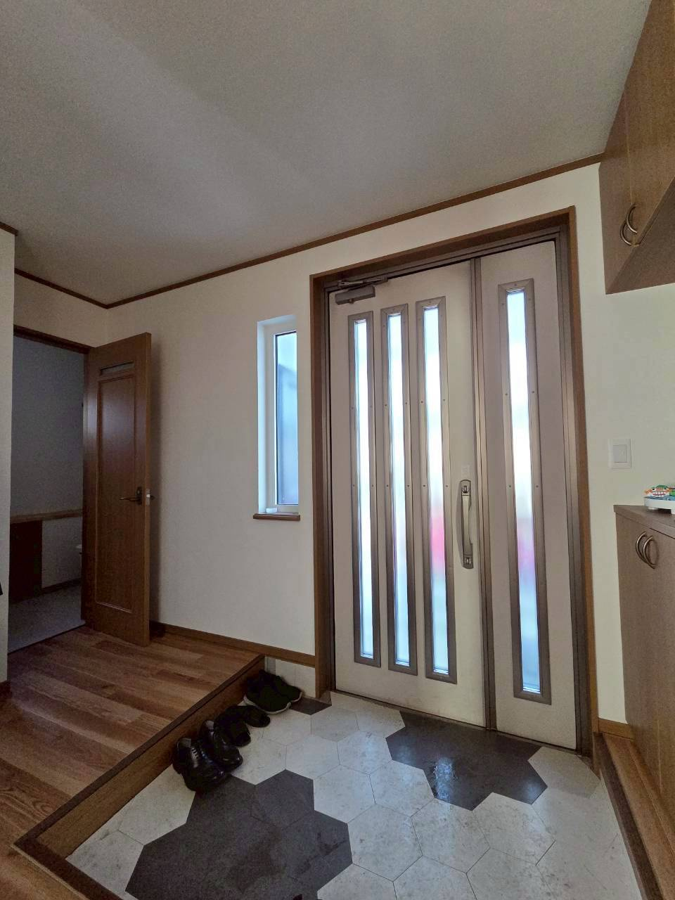 春採5丁目　中古住宅の玄関