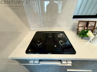 多数の調理器具を同時に使用でき、料理の効率化が可能。省エネで節約になり、様々な料理スタイルに適応できます。また、火力調整が独立しており、手入れや掃除もしやすく、今よりもっとお料理が楽しくなるかも。