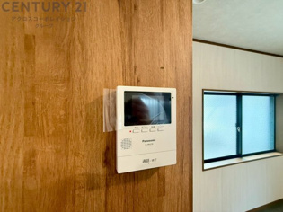 訪問者が来たときにテレビ画面で確認できるため、安心してドアを開けられます。録画機能があるものもあり、留守中に来訪者を記録しておくことができます。利便性が高く、セキュリティ面でも安心です。