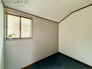子供部屋…創造性や成長を促す遊びの空間を提供。学習や趣味に集中できる環境を整えます。個別のプライベートスペースは自己表現と自立心を育み、心地よい睡眠環境を整えリラックスできる場所を提供。