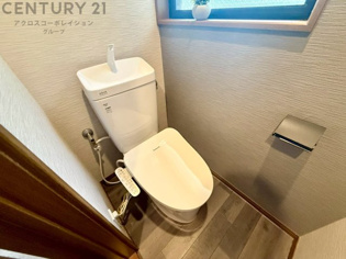温水洗浄便座付トイレは温水洗浄機能により、暖かい水でおしりを洗浄することができ、冷たい水を使う従来の便座に比べ、温水洗浄機能で暖かいトイレを提供し、快適な使用を可能にします。
