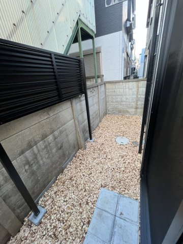 調布市国領町５丁目のアパートの庭
