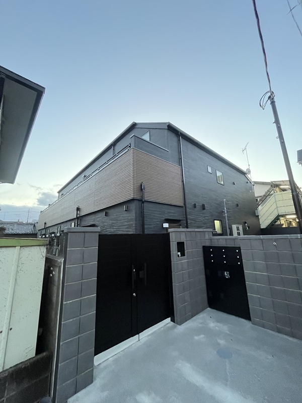 調布市国領町５丁目のアパートのエントランス