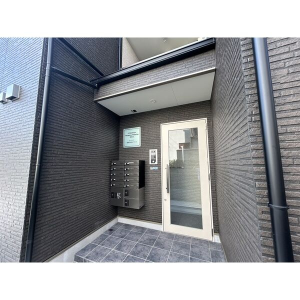 ジーメゾン寝屋川泰町アリビオのエントランス