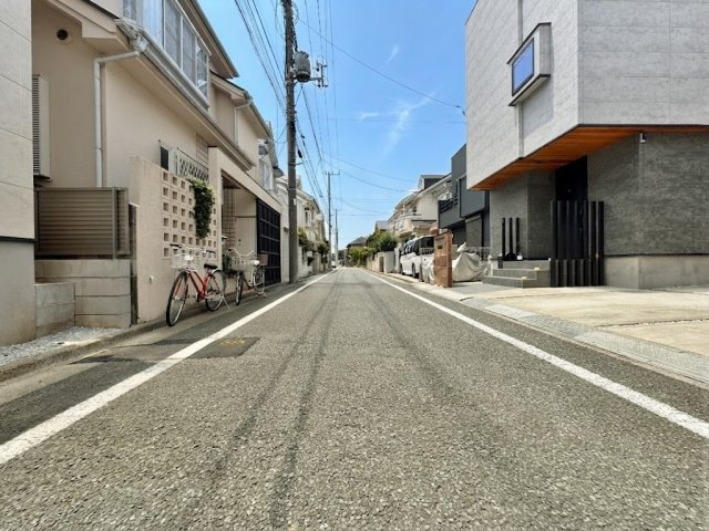 練馬区南大泉1丁目 限定1棟の前面道路含む現地写真|伸びやかな約5ｍ公道に面する整形地
間口も広々7.5ｍ！で開放的
穏やかで暮らしやすい閑静な住宅地エリア