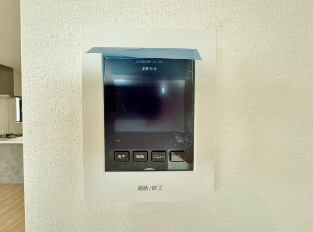 練馬区南大泉1丁目 限定1棟のセキュリティ|【TVモニター付きインターホン】
インターホンの映像で来訪者の声と顔を確認後鍵を解錠することができるTVモニター付きインターホン完備