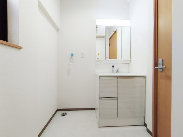練馬区豊玉北4丁目の独立洗面台|洗面台も新規交換につき快適です
広々とした洗面室はお子様との入浴にも充分なスペースがございます