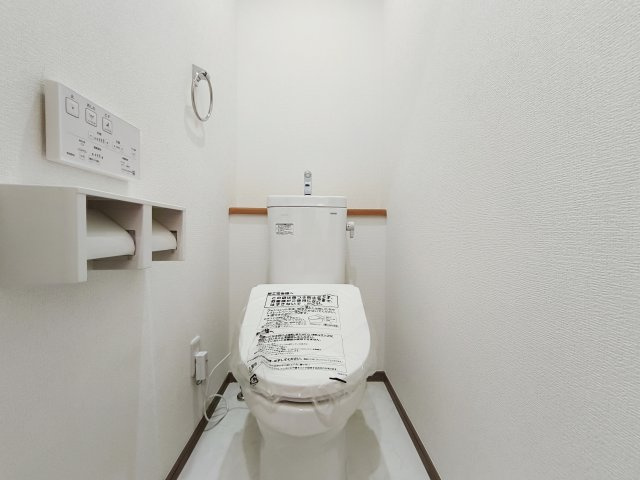 練馬区豊玉北4丁目のトイレ|トイレも新規交換につき快適です
トイレは1階2階それぞれに設置しているので忙しい朝に便利です