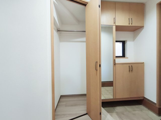 練馬区豊玉北4丁目の玄関|家の顔でもある玄関はホールを設けゆとりある空間を演出しています