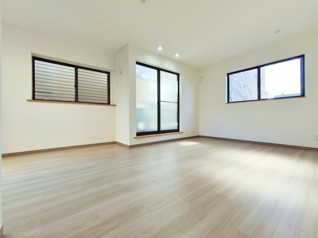 練馬区豊玉北4丁目の居間・リビング|多面開口で明るく快適な15.2帖のLDK
光と風を享受する心地よい家族団らんの場です
