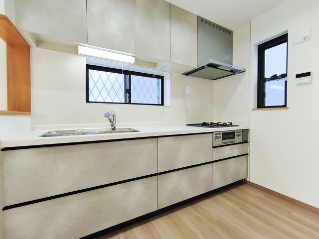 練馬区豊玉北4丁目のキッチン|キッチンも新規交換につき快適です
小窓を設け彩光と通風に優れたキッチンです