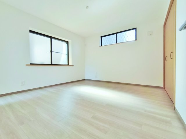 練馬区豊玉北4丁目の洋室|1階7.6帖洋室は整形なお部屋なので家具のレイアウトもしやすいです
2面開口の明るく快適なお部屋です