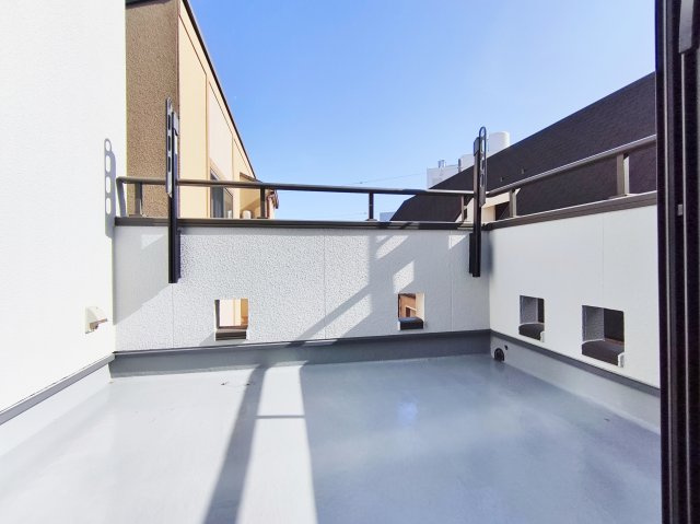 練馬区豊玉北4丁目のバルコニー|3階バルコニー
奥行きのある広々バルコニー
毎日のお洗濯物も快適に干し事できます