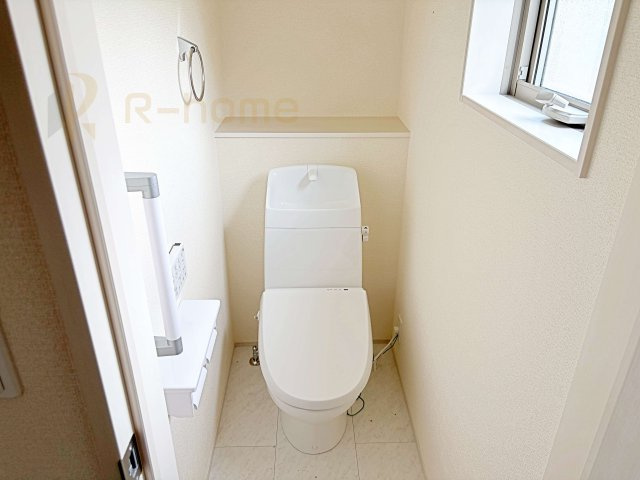 小美玉市納場第4　新築戸建て　1号棟のトイレ|温水洗浄便座付きのトイレ。
トイレが２ヵ所設置で朝の忙しい時間でも安心です。